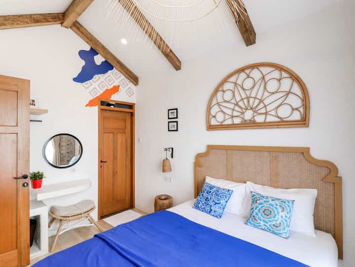 Kamar tidur! Yes akhirnya kita bahas kamar tidur ya tetangga online, untuk kami rumah merupakan tempat kembali tempat beristirahat, maka kami ingin menciptakan suasana hangat nyaman sampai sampai tidak ingin keluar pergi dari rumah  atau bahkan ingin selalu kembali kerumah, salah satu fokus utama kami adalah membuat ruang tidur senyaman mungkin, penataan sudah lebih mudah menurut kamu, karena sudah ada guide dari awal membuat rumah dengan teman morrocan medditeranian, PR nya hanya mix and match dan kesana kesini cari isian kamar yang sesuai dengan tema dan sesuai dengan keinginan.

Untuk lantai, agar nyaman kami gunakanan lantai vinyl taco, berbeda dengan lantai di sekeliling rumah, lalu untuk sprei dibuat custom agar warna bisa match dengan tema rumah, lampu lampu rotan dan headboard rotan pun menambah feels rumah medditeranian nya, tak lupaaa pencahayaan dan sirkulasi udara baik dengan membuat jendelaa selebar kamar, dan juga ornamen lukisan dengan warna senada dengan tema rumah.


#InspirasiBedroom
#CatRumahMinimalis 
#BedroomStyling
#MakeOverKamarTidur
#LantaiVinyl
#MasterBedRoom
#HeadboardRattan
#CasadeLikan
#moroccanmediterranean 
#moroccan 
#mediterranean 
#homedecoinspo 
#rumahmoroccanmediterranean
#rumahmediterranean 
#rumahbandung 
#tropicalbathroom