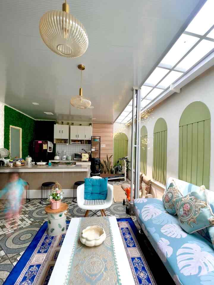 Tempat favoritku adalah di Area kitchen yang menyatu dengan living room ini. Karena banyak sekali aktivitas yang bisa aku dan keluargaku lakukan di sini. Salahsatunya adalah ngopi sambil menunggu cucian selesai, semua bisa dilakukan di sini. Selain itu, aku juga bisa bermain bersama anak sembari berolah raga ringan di ruangan yang sama.  #TabbleRunner #VasAnggrek #RumputSintetis #KitchenSetEkonomis #Airfryer #SarungBantal #KursiRetroInforma #SantaiDiRumah #RuanganFavorit