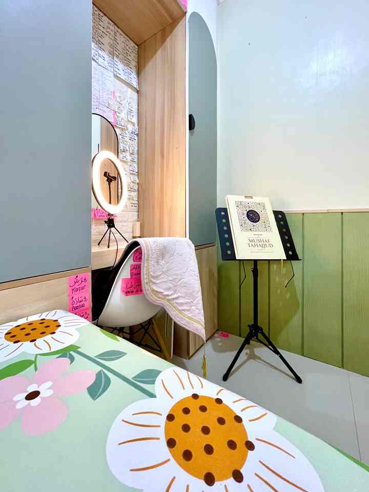 Design tatami bed sangat cocok sebagai solusi kamar sempit tapi mau punya banyak storage. Meskipun bisa menyimpan banyak barang tetapi tampilan kamar dijamin tidak berantakan dengan memanfaatkan bagian bawah dari ranjang sebagai drawer serta dengan design lemari yang full dinding. #BedroomStyling #MakeOverKamarTidur #SepreiBungaMurah #StandingQuran #MushafTahajjud #KursiRetroInforma #KarpetSalur #Taco #HandleLemari