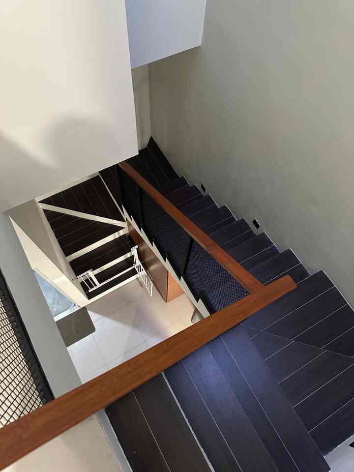 ukuran anak tangga standard 30 x 90, dengan railing tangga didesain sedemikian rupa agar aman untuk bayi. 
tentu saja dengan tambahan pengaman pagar dari brand GOL.
btw, anak tangga menggunakan granit bukan vynil yah, jd lebih kuat dan tahan lama. 

#tangga
#stairs
#tanggaaesthetic
#rumahminimalis
#rumahkecil
#renovasirumah
