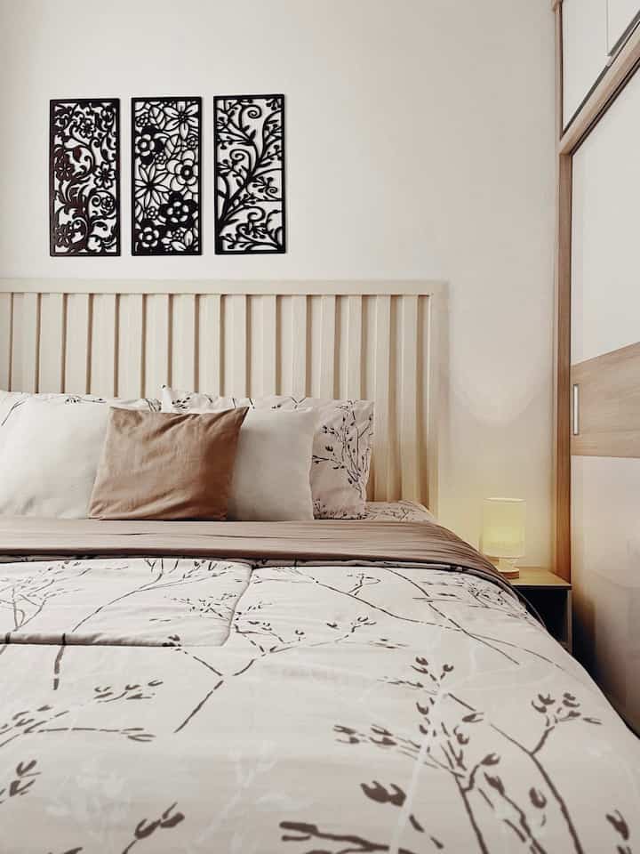 Kamar utama ini menjadi salah satu ruangan favorit keluarga saat menghabiskan waktu di rumah. Ketika selesai berkegiatan kamar menjadi tempat yang menyenangkan untuk melepas lelah. Di sini kami bisa bersantai sambil menonton film dan menemani anak bermain.

#CatRumahMinimalis
#WarnaCatRumah
#SantaiDiRumah
#RuanganFavorit
#JapandiStyle
#JapandiInterior