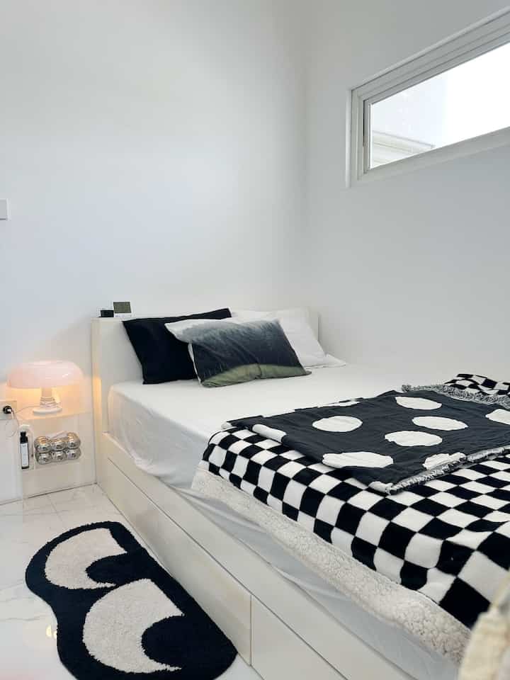 inspirasi bed room monochrome 🖤🤍
-
caraku nyaman di ruang tidur yang berukuran 3x3 m adalah dengan mengganti sprei warna putih polos , menggunakan lampu tidur diatas nakas transparan dan dilengkapi selimut checkerboard , ruang tidur ini dominan warna putih dan bertema minimalis jadi semua furniturnya nampak simple 

#MakeOverKamarTidur #BedRoomStyling #kamarmungil #minimalia #kamarputih #plavongypsum #catputih #simple #homedecor #minimalism #angkahouse

