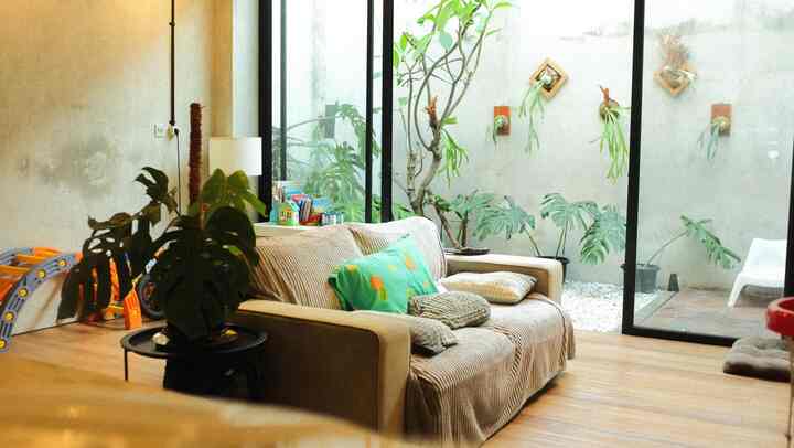 Karena aktivitas bermain kita bersama anak, jadi banyak hal yg kita lakuin bersama.
Dari bermain mainan, menonton tv bersama, sampe main basah-basahan ditaman depan dan belakang.
Karena kebetulan seneng banget nih si anak kecil main air, walaupun udah dikasih tau bisa sakit tapi terus aja tuh basah-basahannya 😁
Tapi yang selalu menjadi tempat favorit kita adalah livingroom ini, karena ini “jantungnya” rumah kita ✨
#SemenInstan
#TembokAcian
#SantaiDirumah
#RuanganFavorit
#RumahIndustrial