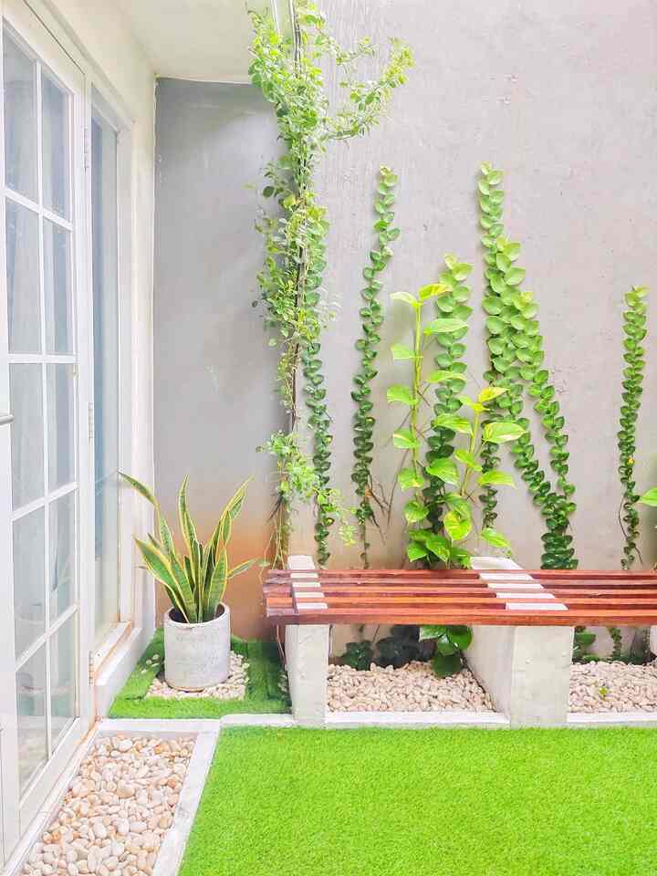 ✨ Momen Favorit di Rumah ✨

Momen favoritku di rumah adalah ketika pagi hari, waktu si sulung dan papanya sudah berangkat kerja dan sekolah, waktunya aku me time sambil ngajak si bayik grounding di taman belakang.
Sambil berjemur, sambil sarapan salad atau tomat tumbuk, sambil ngajarin anak keduaku berjalan dan melatih sensor taktilnya di atas rumput sintetis.
Taman belakang ini merupakan taman kering yang sengaja aku buat supaya bisa berjemur dan menghirup udara segar tapi tidak harus ketemu orang yang lewat, ehehehe.
Sengaja menanam tanaman dollar rambat di tembok supaya lebih aesthetic.
Tanaman lainnya ditanam di pot supaya bisa dipindah-pindah kalo bosan.
Cat tembok dominan putih supaya terkesan luas dan terang.
Untuk cat tembok atas masih menggunakan cat kuning seperti awal pembangunan rumah supaya ada spot yang lebih ceria untuk mood yang lebih baik.
Area duduk sengaja memakai kayu kaso dicat vernis coklat tua supaya lebih natural dan bagian bawahnya bisa untuk daerah resapan air yang tidak dicor, hanya tanah yang ditutup batu koral putih.
Yak, di sini lah tempat dan momen favoritku di rumah setiap pagi ✨

#Backyard
#TamanBelakang
#TamanKering
#PintuKamarMandi
#CatRumahMinimalis
#WarnaCatRumah
#CatLuarRumah
#WarnaCatExterior
#Cat
#SantaiDiRumah
#RuanganFavorit