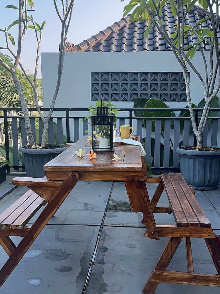 Dari balkon ini menikmati udara pagi sambil ngopi/teh sambil ngemil dan ngobrol santai adalah momen favorit keluarga, terutama bagi kami berdua [suami istri].

Agar balkon semakin nyaman dan sejuk, tambahkan tanaman kambogia, lidah mertua, dan air mancur bunga berwarna merah agar suasana balkon semakin asri.


#Warna Rumah
#KucingLuarRumah
#SantaiDiRumah
#Ruang Favorit
#Kursi lipat
#Kursijati
#Balkon
#Decorlowbudget
#Tangsel