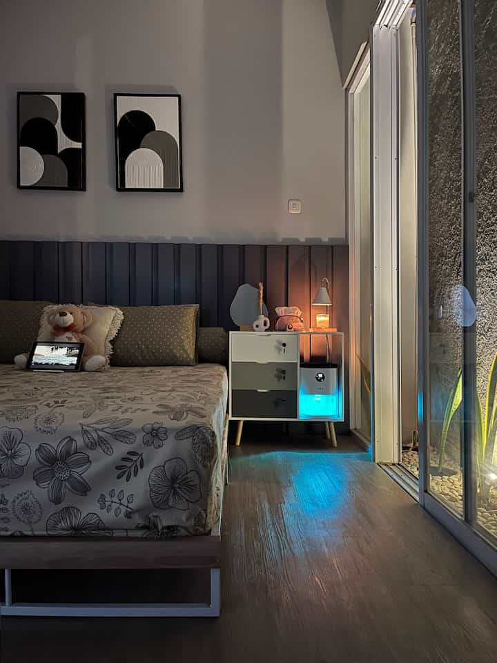 Caraku membuat bedroom jadi lebih nyaman untuk istirahat;
• pastikan ruangan bersih & rapi
• tambahkan wewangian seperti candle warmer agar lebih rileks
• gunakan lampu temaram (tidak terlalu gelap & juga tidak terlalu terang) agar istirahat lebih maksimal

Semoga menginspirasi 🤎✨

#BedRoomStyling #MakeOverKamarTidur #KasurSpringBed #DipanBesi #NakasCustom #LantaiVinyl #WallTexturedArt