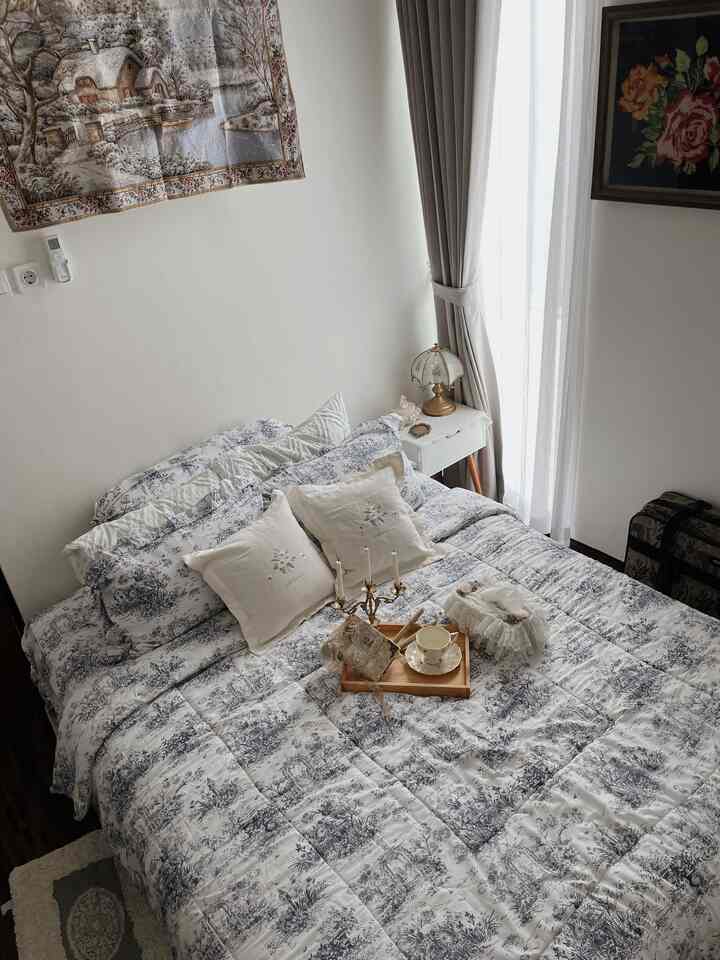 Tetap dengan tema vintage, kamar tidur utama juga kami styling demikian. Pemilihan bedcover sangat penting dalam hal ini, untuk itu kami memilih motif vintage. Tak hanya motif pemilihan bahan juga kami perhatikan. Walldecor vintage yang kami pasang di atas bed memperindah ruangan ini. Di sudut kamar ada nakas yang kami beli di marketplace berfungsi sebagai penyimpanan barang kecil, seperti handphone dan buku. Lampu tidur di atas nakas juga kami pilih dg style vintage kami dapatkan dari flea market. Bedroom juga menjadi tempat kami mencari inspirasi, sesekali ditemani secangkir kopi dan beberapa cookies. Kami membuat bedroom senyaman mungkin dengan tetap memilih tema vintage walaupun ukuran beroom ini sangat terbatas. 

#kamartidur
#kamartidurvintage
#bedcovervintage
#nakasminimalist
#walldecorvintage 
#nampankayu 
#tempatlilinvintage
#lantaivinyl
#gorden
#lamputidurvintage
#bedroomstyling
#makeoverkamartidur