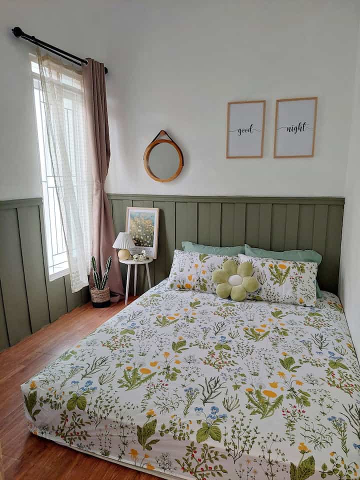 寝室のスタイリング 🪐

一日中横になっても快適な部屋を作るにはどうすればよいでしょうか? 

私にとって一番大切なことは、部屋を一日中横になって快適に過ごすことだとしたら、一番大切なことは部屋を清潔に保つことです。部屋がきれいだと気分も良くなり、部屋にいるとさらにくつろげるようになります。

それとは別に、私の部屋は2.7m×3mと非常に小さいので、快適性を高めるために、部屋に広々とした印象を与えるために、物や装飾はあまり多くないもの（装飾は少なめ）にしています。

使用される装飾の中には、美しいウォールデコなど、多くのスペースを必要としないものもあります。それ以外は、常夜灯として使える韓国製の折りたたみランプや、鏡を見るのに使えて部屋に広々とした印象を与えてくれる丸い鏡など、多機能な装飾品だけを追加として残しておきました。

寝室をスタイリングしたい場合、どうすれば一日中快適に過ごせますか?

#寝室
#ガールズルーム
#小さな寝室
#ミニマリストの寝室
#ホテルマットレス
#ウォールバッテン
#バッテンウォール
#ウォールデコ美的
＃壁紙
#美的壁紙
#ハウスペイントカラー
#ミニマリストハウスペイント
#ラウンドテーブル
#ラウンドミラー
#スリープピロー
#ベッドルームスタイリング
#変身寝室
#スタイリングルーム
