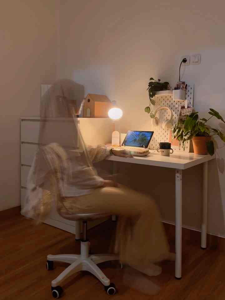 Momen Favorit ku di rumah 🏠🤍🥰🫶🏻

Aku merasa bahwa me time itu penting, dan aku butuh itu. Hampir setiap hari, aku selalu luangin waktu buat me time di malam hari. Ini jadi momen favorit aku karena aku bebas ngelakuin hobi aku, tanpa diganggu karena anak dihandle oleh suami.
Biasanya aku suka nonton netflix, baca buku, atau sekedar dengerin musik sambil ngeteh. 
Momen favorit ini aku lakuin paling sering di meja ini yang berada di kamar kosong di mana cuma ada aku di dalamnya 🤭🥰

#MejaKerjaMinimalis #MejaIkea #KursiKerja #LantaiVinyl #DrawerIkea #PegboardIkea #KeyboardAesthetic #SantaiDiRumah #RuanganFavorit
