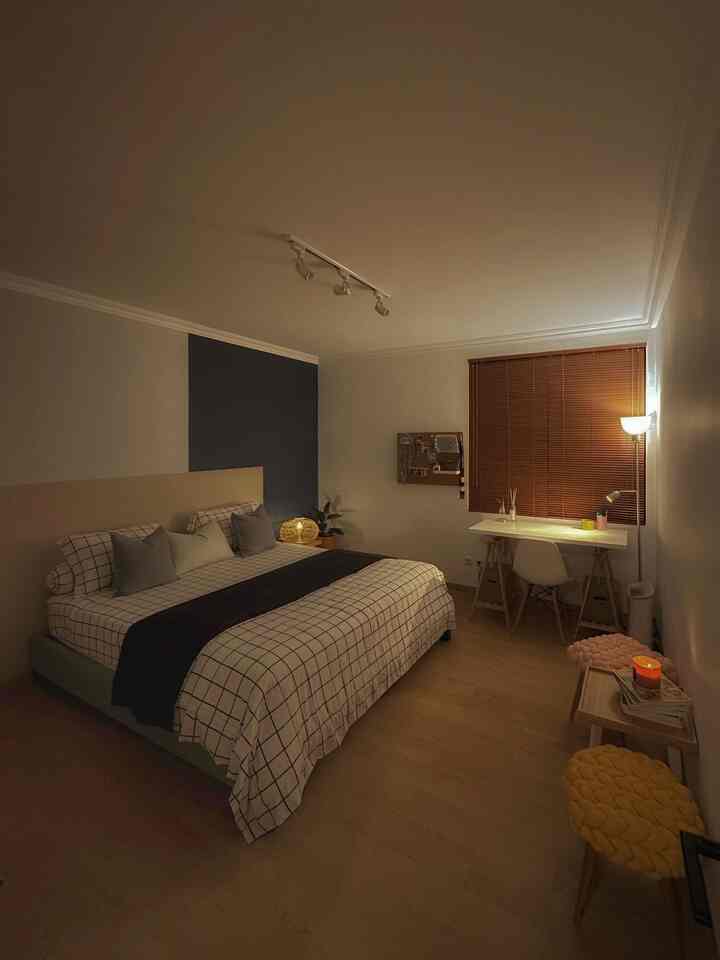Sebenarnya kamar ini merupakan kamar Gibran si anak bungsu. Tapi berhubung Gibran masih tidur dengan mama papanya, jadi kamar ini dialihfungsikan menjadi kamar tamu sementara. Biasanya setiap orangtua sedang berkunjung selalu tidur disini. 

Kamar dengan cat geometri ini tonenya cukup menenangkan sehingga aku memadukan dekorasi yang hampir senada. Dengan penambahan 2 stool dengan warna pastel yang ceria membuat kamar ini terlihat cukup manis. 

#divanknockdown
#BedroomStyling
#MakeOverKamarTidur
#catgeometri
#kamartidur
#guestroom
