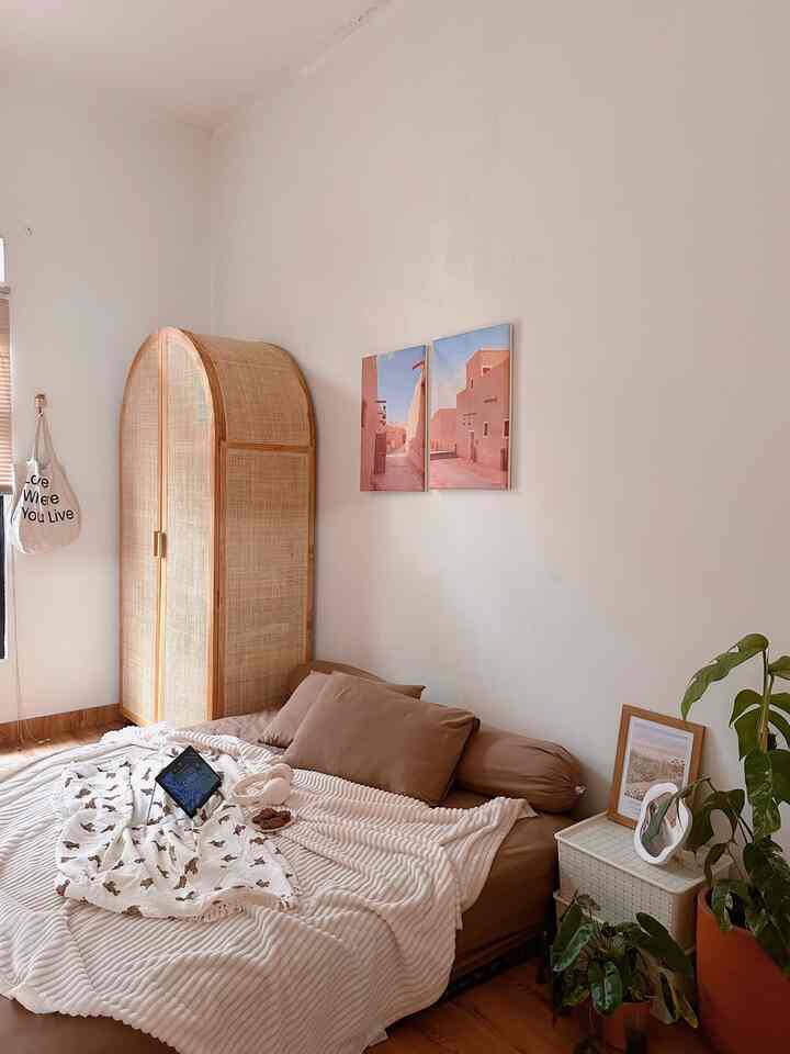 Bedroom Styling 🤍

Aku ingin ciptain suasana kamar yang hangat dan nyaman. Aku pilih cat warna putih, dengan lantai vinyl motif kayi. Furniture aku pilih berwarna kayu dan putih, agar sesuai color palette. Unsur kayu-kayuan menurutku berperan penting untuk mewujudkan suasana hangat yang aku inginkan itu. Aku beli furniture nya offline ke toko dan juga online di marketplace (bisa cek tag di atas).

#WarnaCatKamar #QueenSizeBed #KasurLesehan #LantaiVinyl #BedroomStyling #MakeOverKamarTidur