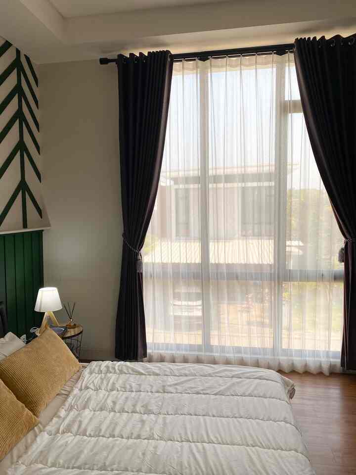 Untuk area kamar kami hanya ingin menampilan hal yang simple tapi tetep nyaman dan pada satu dinding kami menjadikan nya point of view dengan memberikan dekorasi dinding dengan menggunakan wall batten 

Di area kamar utama ini kami memiliki kaca jendela yang besar yang membuat kamar ini menjadi sangat memberikan suasana yang berbeda dibanding area lain dirumah ini

Sambil menikmati waktu di kamar kami bisa melihat ke arah luar dari dalam kamar ini , dan view arah taman menjadikan kamar ini terasa istimewa

#springbed
#lampumeja
#lamputidur
#bedroom
#bedroomstyling
#makeoverkamartidur
#segehouse