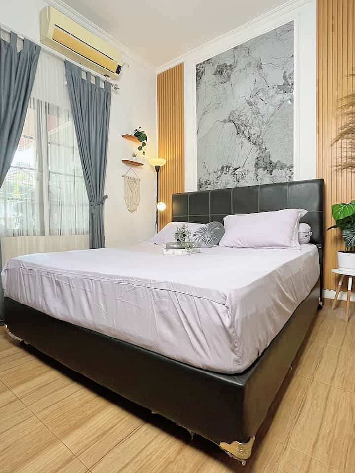 Styling My Bedroom ✨

Kamar adalah tempat ternyaman beristirahat setelah lelah nya menjalani aktivitas sehari-hari. Walaupun kamar ini tidak begitu luas berukuran 3,5 m x 3,5 m tapi harus di buat nyaman, tidak banyak furniture di kamar ini hanya kami tambahkan dekorasi pada dinding dengan wallpanel di padukan dengan UPVC marmer, dan di tambah tanaman artifisial untuk memberikan kesan segar dan juga kami tambhakan 1 buah standing lampu sebagai lampu tidur.

Semoga menginspirasi 🥰

#WallpanelDinding
#KasurSpringBed
#BedroomStyling
#MakeOverKamarTidur
#IdeKamarTidur
#WarnaCatKamar