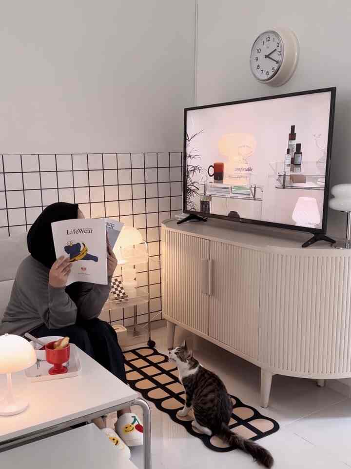 Momen break siang hari bersama anabul, rehat sejenak dari pekerjaan sambil makan buah & memutar playlist favorit di ruangan kesukaan🍎🐈‍⬛🫖
-
#buffetTVminimalis #sofaminimalis #moodlamp #mejaminimalis #kursiminimalis #dekorasiruangtamu #santaidirumah #ruanganfavorit