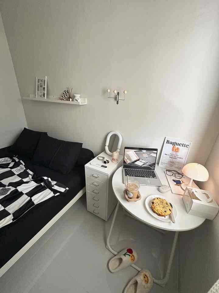 Suasana pagi hari kamar kali ini berasa di coffeeshop, sambil minum kopi & makan blueberry crumbe. ☕️🍰
#dipan #kasurikea #dipanminimalis #mejalipat #kursilipat #laciminimalis #kamarminimalis #bedroomstyling #makeoverkamartidur 