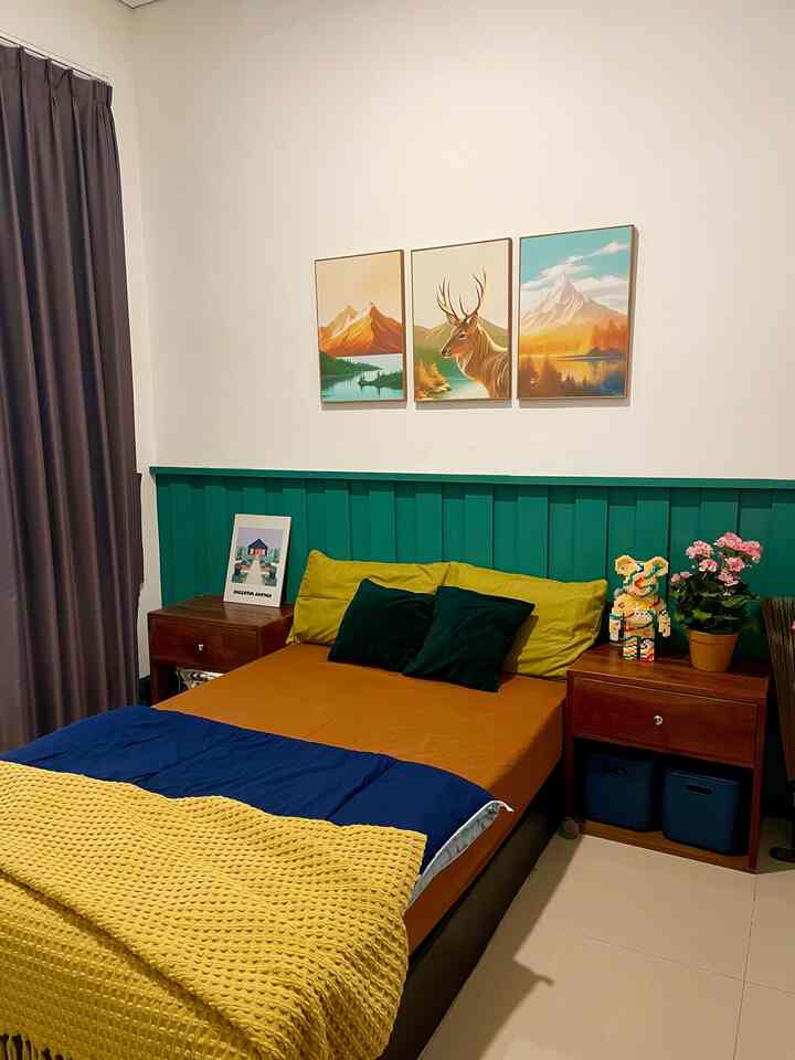 Kamar ini adalah guest room diemdibumi dengan backdrop kasur hasil #DIY . Kamar ini menggunakan ukuran kasur 120x200 agar ruangan ini cukup dan tidak sempit. Percampuran warna pada ruangan ini juga tidak jauh dari color palette rumah ini. Selain itu, aku melalukan mix n match pada beberapa koleksi sepreiku sehingga membuat warna kamar menjadi pop up #BedroomStyling
 #MakeOverKamarTidur #liveincolors #fullcolorbedroom #bedroom #bedroommakeover #DIYkamar #homedecor 
