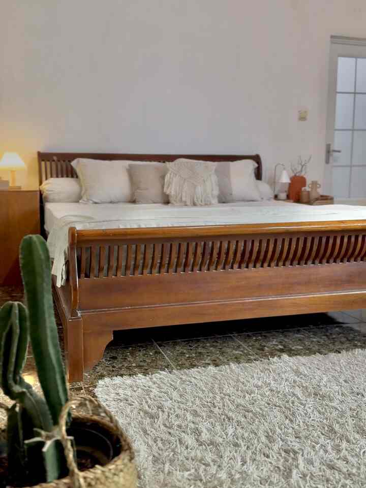 Kamar tidur merupakan bagian penting nenurut ku, karena tempat beristirahat setelah menjalankan aktivitas seharian, cara ku agar kamar selalu nyaman adalah membuat kamar selalu bersih, di aku pakai robot vacum untuk selalu menjaga kamar bersih, aku juga pakai aroma terapi biar tidur semakin nyaman, dan yang terakhir  adalah bed sheet, aku mengunakan yang berbahan premium agar tidurku berkualitas ✨ 

 #BedroomStyling
#MakeOverKamarTidur
#aromaterapi
#bedsheet 
#robotvacum
#