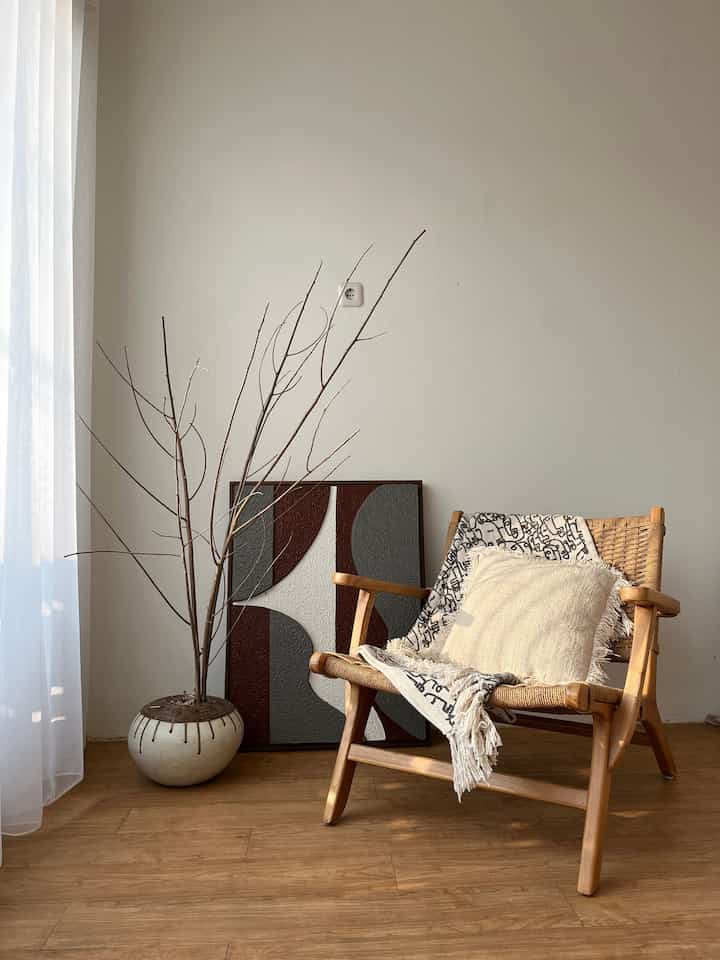 Current fav place in home; reading corner. Lagi banyak menghabiskan waktu di sudut ini. Entah itu baca al quran, ngedit konten, sampai sekedar minum teh sambil melihat aktivitas orang lalu lalang di depan rumah melalui jendela. 

#SantaiDirumah #RuanganFavorit #LantaiVinyl #LoungeChair #ThrowBlanket #VaseTanahLiat #BantalCushion 