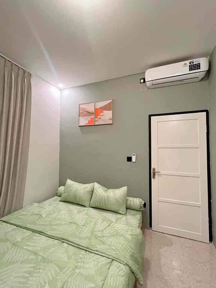 Buat ku kamar tidur yang nyaman adalah dengan meminimalisir barang yang ada di dalam kamar. "Sedikit barang sama dengan sedikit stress" pemilihan seprei dan bantal yang nyaman juga harus di perhatikan, supaya tidur lebih nyenyak. Lalu malam hari biasa nya aku menyalahkan di diffuser dengan essential oil, untuk menenangkan di kala tidur.

#KasurBusa #CoolingPillow #Dipan #CatRumahMinimalis #Cat #WarnaCatRumah #BedRoomStyling #MakeOverKamarTidur