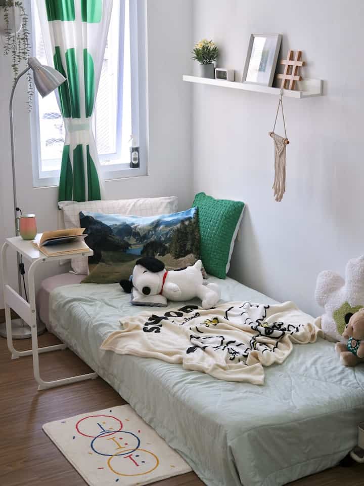 Siapa lagi yang suka menata ulang kamarnya saat sedang stres?🥲 Bagi saya, ini cukup membantu, karena badan sedang sibuk bergerak sehingga pikiran terganggu, haha. Selain itu saya juga merasa butuh suasana baru agar lebih nyaman saat istirahat, dan inilah hasilnya!🛏️✨

Saya memindahkan kasur ke sudut dekat jendela untuk mendapatkan suasana baru. Sekarang, aku bangun dengan suasana hati yang lebih baik (mungkin sinar matahari dari jendela bisa membantu!) Btw, karena tempat tidurku tidak ada sofa, jadi mudah sekali untuk dipindahkan, haha.

Troli buku juga saya pindahkan agar lebih dekat, sehingga lebih mudah mengambil buku saat sedang bersantai di tempat tidur. Selebihnya masih sama, nuansanya bersih minimalis dengan sentuhan warna hijau yang membuat suasana jadi santai. Saya juga masih menggunakan selimut musim panas yang ringan ini karena meski hampir setiap hari (dan malam) turun hujan, terkadang masih terasa agak panas, sehingga selimut ini sangat cocok untuk menjaga kenyamanan.

Jadi, ya, pindahkan furniturnya sedikit dan booming—suasana baru, suasana hati lebih baik! Siapa sangka kalau memindahkan barang bisa menjadi terapi seperti ini? 🥹 Kamarku lebih nyaman, dan pikiranku lebih tenang 🩵

#penataan kamar tidur #makeoveroamartidur 
#kasurspringbed #lantaivinyl #summerblanket #sarungbantalestetik #lamputidur #rakambalan #cushionunik #raktroli #mejasamping #dalkomspace
