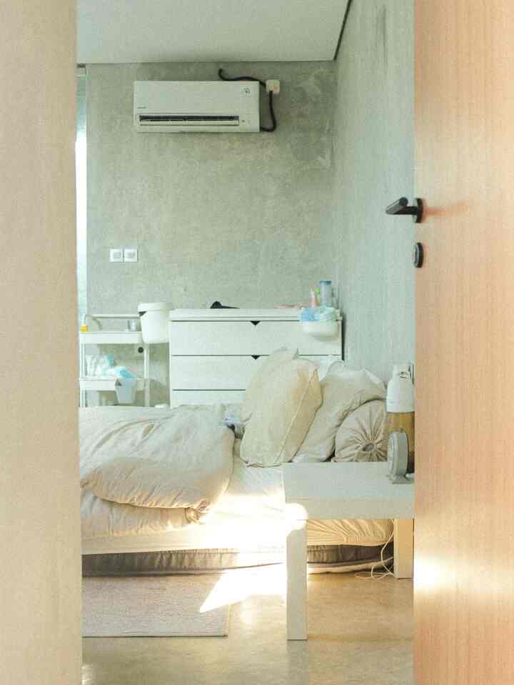 Kebetulan kami berdua suka banget tidur dikasur yang tanpa dipan. Jadi kami prefer untuk kasur itu serendah mungkin dan beralasan karpet.
Dan kami pengen banget punya kamar yang nuansanya seperti dihotel, yang ada kamar mandi transparan, semuanya juga serba putih walaupun maintenance nya jadi lebih repot yaaa hehehe
#KasurLatex
#BedroomStyling
#MakeOverKamarTidur
#RumahIndustrial
#RumahTumbuh