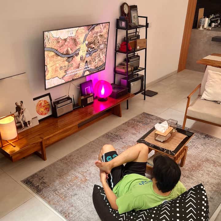 Momen Favorit saat weekend pagi hari. Bikin kopi di rumah dan nonton tv, melepas penat dan rileks untuk quality time bersama keluarga.
Satu satunya tv hanyalah di ruang keluarga ini, jadi pasti semua akan kumpul di sini 🤗

#LivingRoom #RuangKeluarga #Beanbag #SofaMinimalis #coffeecorner #RakTVMinimalis #SantaiDiRumah #RuanganFavorit