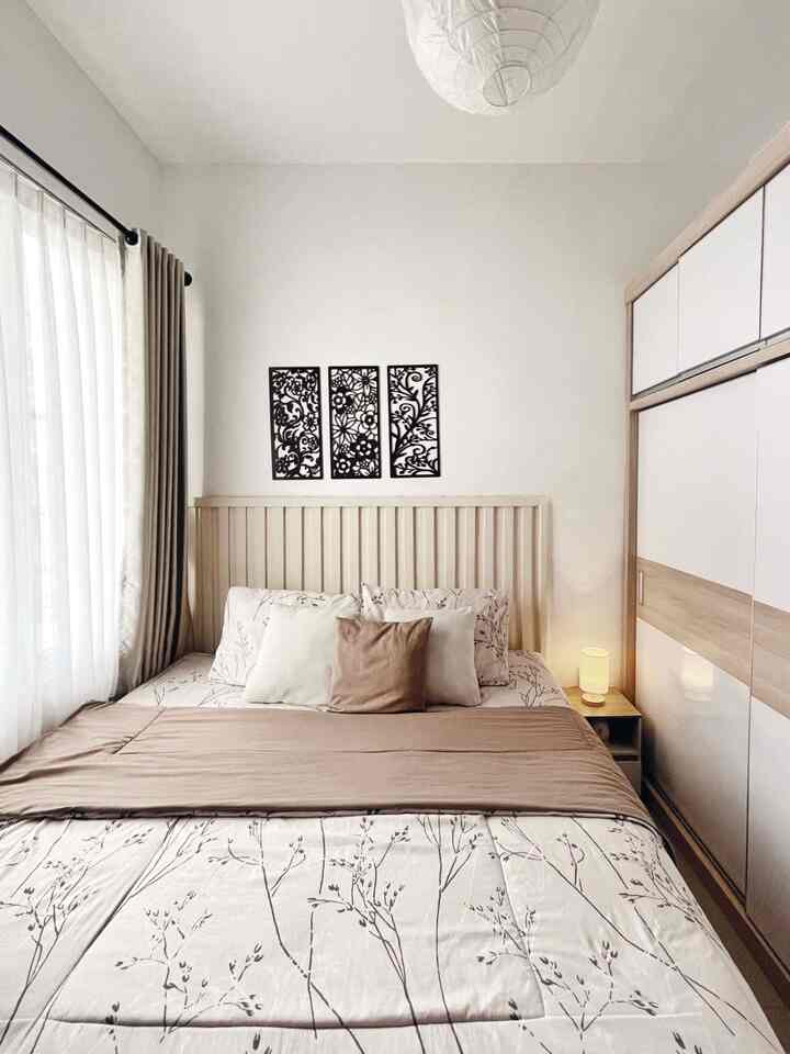 Bedroom Styling ✨

Kamar tidur adalah area ternyaman untuk melepas lelah setelah seharian berkegiatan, maka dari itu aku ingin menciptakan suasana kamar yang warm dan cozy. 

Bedroom ini memakai konsep japandi, terlihat dari model furniture yang aku custom. Diantaranya divan dengan desain Tatami bed dan lemari sliding khas rumah jepang. Divan kami lengkapi dengan storage di bagian bawah untuk tempat penyimpanan. 

Alasan memilih furniture custom karna aku ingin memaksimalkan fungsi ruangan agar kamar tidur ini terlihat compact dan semua furniture menjadi lebih fungsional.  

#CatRumahMinimalis
#DipanTatamiBed
#BedroomStyling
#MakeOverKamarTidur
