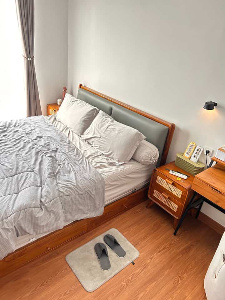 Kamar Utama kami desain simple dan fungsional. Didominasi unsur kayu di semua furniture yang kami pesan custom dari Jepara. Untuk dinding cat putih polos agar terlihat luas. Lantai menggunakan SPC agar lebih tahan lama. 

Tone warna ini dipilih agar menciptalan mood yang hangat dan nyaman. 
Terdapat jendela yang cukup besar untuk cahaya alami dan sirkulasi udara, agar tidak lembab.

Untuk malam hari kami menggunakan lampu  fungsional yang dapat diputar 360 derajat.  Dapat digunakan sebagai lampu ambience, lampu tidur dan juga lampu baca, terdapat 3 suhu warna lampu yang dapat diganti ganti 

#DipanKayu #MejaRias #NakasRotan #LantaiSPC #LampuTidur #LampuBaca #BedroomDesign #Bedroomstyling #MakeOverKamarTidur