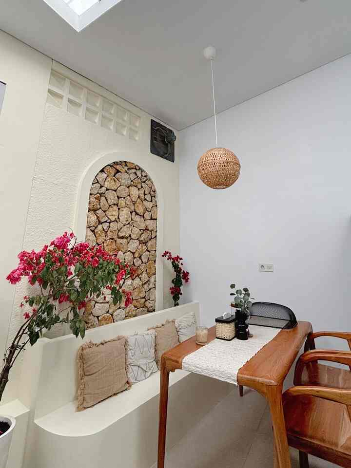 Salah Satu tempat favorite di awhouse.

Backyard ini kita isi dengan taman indoor sekaligus menjadi dinning room, ukuran nya hanya 2 meter. tapi kita selalu menghabiskan waktu disini karena bisa santai sambil minum kopi dan ngobrol ngobrol bersama.

#SantaiDiRumah #RuanganFavorit #dinningroom #dinningarea #backyardhome #backyardidea #backyard #tamanindoor #mejamakan #tempatduduksantai #kursibeton #inspirasitamanindoor 