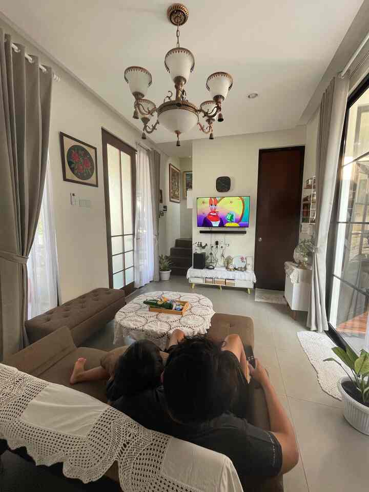 Living room menjadi tempat favorit kami. Nonton tv, diskusi, makan ringan, bercanda banyak kami lakukan disini. Living room menjadi satu-satunya akses menuju dapur dan taman. Jadi ruangan ini setiap hari kami lewati. Ruangan ini kami isi dengan beberapa furniture tentunya dengan memperhatikan pemilihan agar menyatu dengan tema vintage.  Seperti lampu gantung, kabinet tv, dan juga sofabed yang sesekali kami buat rebahan untuk sekedar melepas penat karna aktivitas seharian. 

#LivingRoom
#Sofabed
#kabinettv 
#Lampugantungvintage
#rakdinding 
#raktv
#Santaidirumah
#Ruanganfavorit