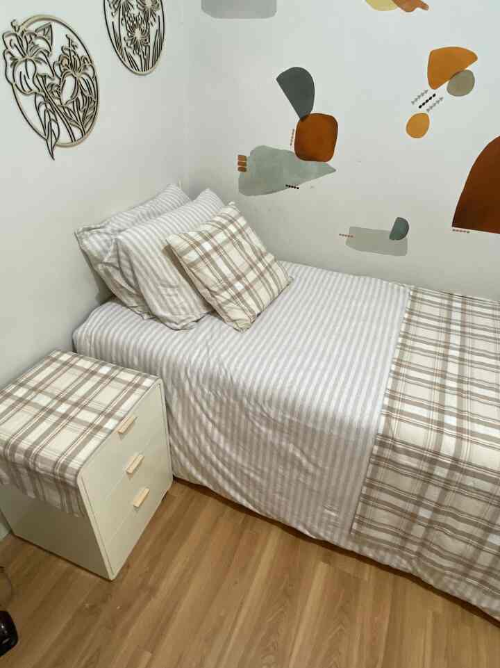 Menata kamar tidur berukuran 3x3m menggunakan kasur berukuran 80cm yang dapat dipanjangkan hingga 160cm. Lemarinya juga kecil tapi memiliki banyak laci sehingga Anda bisa menyimpan barang. Memilih sprei yang simpel membuat ruangan tidak pengap.


#kylehome #bedroom #BedroomStyling
#MakeOverKamarTidur #nakasmini #brimnesdaybed 