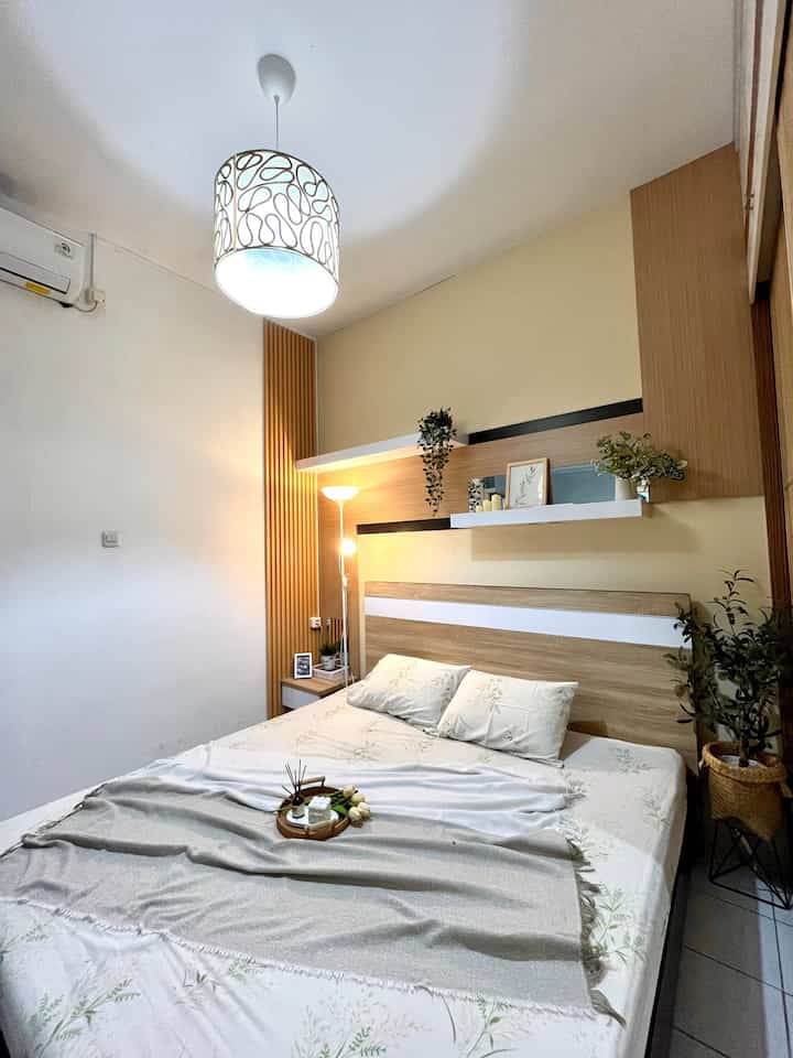 Bed Room Ambiance 🛏️

Saat makeover kamar tidur ini kami merubah warna cat menjadi lebih warm supaya lebih nyaman dan menambahkan wall panel sedikit di bagian sudut sebagai pemanis. Kasurnya sendiri masih menggunakan busa dengan pertimbangan saat itu supaya lebih mudah pindahan karena masih nomaden ikut paksu kerja. Untuk menambah kenyamanan tidak lupa selalu ada reed diffuser di kamar. 

#KasurBusa #Plavongypsum #reeddiffuser #CatRumahMinimalis #WarnaCatRumah #WpcDinding
#BedroomStyling
#MakeOverKamarTidur