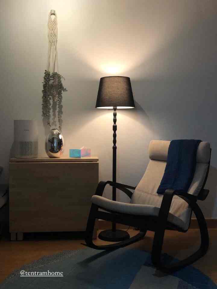 Momentum paling nyaman versi aku di Tentramhome adalah saat bersantai terutama di spot kursi goyang sambil nonton televisi atau mendengarkan lagu

Spot ini berada di ruang tengah dan langsung terlihat ketika pertama mengakses ruang tengah dari arah pintu masuk unit apartemen

Pojok ini sangat nyaman karena tidak terasa sumpek tapi tetap ada cukup barang fungsional, palet warna juga menenangkan karena banyak warna netral tapi tidak berkesan steril karena byk benda dekor ukuran mini yang memberi kesan homy, ruangan. Selain itu, pencahayaan juga cukup bagus baik siang ataupun malam hari

#KursiGoyangMinimalis
#LampuLantaiKlasik
#MejaLipatMinimalis
#KabinetStorageMinimalis
#SantaiDiRumah
#RuanganFavorit