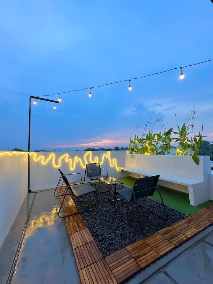 Hi Tetangga, kenalan yuk sama spot rooftop di @bersama_house. 

Biasa nya kami menghabiskan waktu sore hari di area ini, karena rumah kami hadap barat jadi pas banget dapet sunset view. 

Di rooftop ini biasa jadi tempat "nongkrong" dari sore - malam dengan sambil menikmati udara yang sudah mulai sejuk, langit bebas sambil menikmati secangkir kopi plus bonus melihat aktifitas pesawat yang lewat ( rumah dekat dengan bandara ). Jadi jika ditanya mana area favorit kami ? Area ini ♥️

Oya di slide akhir, itu sebagian contoh ketika aku lagi nongkrong bareng bestie di rooftop ( ga lupa pake dresscode donk 😆) 

#deckingkayu #batucoral #rooftopmini #santaidirumah #ruanganfavorit #rumahminimalis #minimalis 