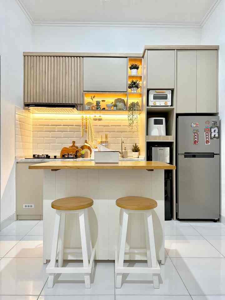 Aku lebih sering menghabiskan waktu di dapur untuk memasak sehari hari dan juga lebih sering nongkrong di meja makan minimalis ini sambil memandang dapur yang sudah bersih dan rapi, rasanya menyenangkan. 

#hplaica
#kitchenset
#catrumahminimalis
#mejamakanminimalis
#mejaisland
#SantaiDiRumah
#RuanganFavorit