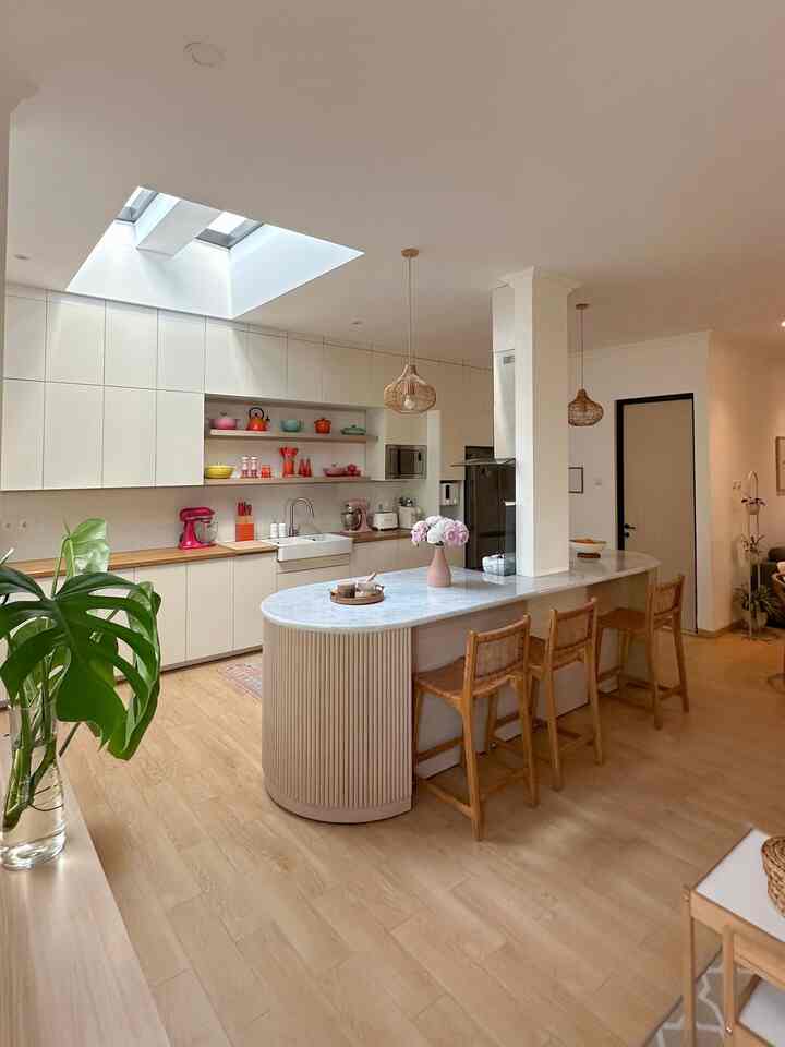 Weekend adalah hari-hari favorit keluarga tentunya. Biasanya kalau pagi, anak pertamaku selalu memasak membuat sarapan untuk sekeluarga. Dan menjelang siang gantian anak kedua suka berkreasi didapur, entah itu baking atau seperti hari ini, bikin noodles from scratch untuk makan siang sekeluarga. How fun!

Salah satu alasan mengapa rumah ini area dapur paling luas daripada area lainnya, karena kami sekeluarga paling sering menghabiskan waktu di dapur. 💖💖💖

#ruanganfavorit
#santaidirumah
#weekend
#kitchen
#kitchenisland
