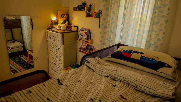 Kami memiliki 2 anak yang masih Balita, saat ini 2 anak kami tidur di satu kamar yang sama. Dengan menempatkan kasur tingkat untuk menghemat ruang. Dan untuk menambah kenyaman pada kamar anak kami, kami menempatkan 1 unit AC 1/2 PK, dekorasi kamar sesuai karakter favorit mereka yaitu dinosaurus di motif gorden, memasang bed cover dengan motif colorful tapi kalem. Dan untuk lantai menaruh karpet dengan palete warna yg senada dengan kamar. Kami juga tidak menaruh banyak barang dikamar ini.

#DivanTingkat #BunkBed #KasurTingkat #KasurBusa #DekorasiKamarAnakBalita #1Kamar2anak #BedRoomStyling #MakeOverKamarTidur