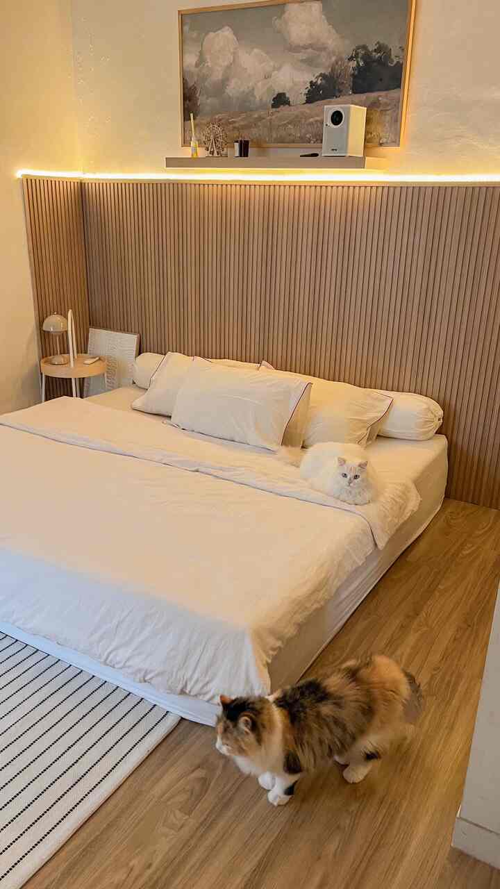 bedroom di rumahku, luas kamarku ini 4x4 meter. isinya ga banyak, cuman kasur 2x2 m, lemari baju, dan lemari kecil untuk mukena. aku lebih suka kamar dengan lampu kecil dan warna warm white, terkesan hangat ❤️ #BedroomStyling #MakeOverKamarTidur #KasurLesehan #WPC #LantaiSPC #SpreiPutih 