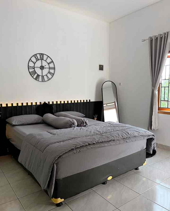 Kami ingin menciptakan kamar seminimalis mungkin untuk itu kami lebih suka menggunakan bedcover set yang polosan kaya gini. Kami menggunakan headboard hasil DIY agar terlihat beda dari yang lain. Kali ini kami memilih tone warna abu dan hitam dengan sedikit sentuhan hijau dari tanaman artificial agar kamar ini terlihat lebih segar. 

#BumiGerrd #KarpetBulat #BedcoverPolos #StandingMirror #KasurBusa #CatRumahMinimalis #BeroomStyling #MakeOverKamarTidur #KamarTidurMinimalis