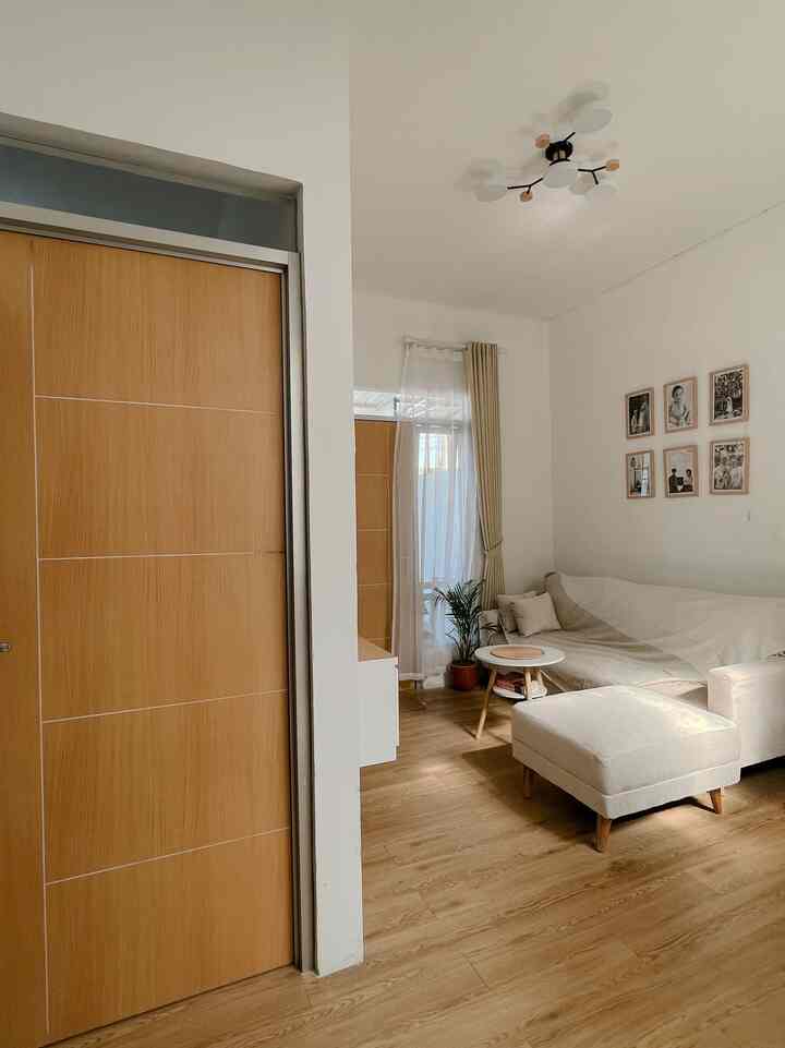 Tempat favorit keluarga kami, penuh dengan kehangatan dan kenangan. Ruang yang sederhana tapi selalu nyaman untuk berbagi cerita, tertawa, dan menghabiskan waktu bersama 💛

Ruang ini menjadi spesial karena menciptakan suasana yang nyaman dan menenangkan dengan desain sederhana namun hangat. Elemen seperti lantai kayu, cahaya alami dari jendela, serta sentuhan dekorasi pribadi, seperti foto-foto keluarga di dinding, menjadikannya ruang penuh kenangan. Ini adalah tempat di mana keluarga bisa berkumpul, bersantai, dan menikmati momen bersama, menjadikan setiap sudutnya terasa lebih berarti.

#SantaiDiRumah
#RuanganFavorit
#SofaMinimalis
#WarnaCatRuangTamu
#CatRumahMinimalis
#Vinyl
#BingkaiFotoKayu
#GordenCream
