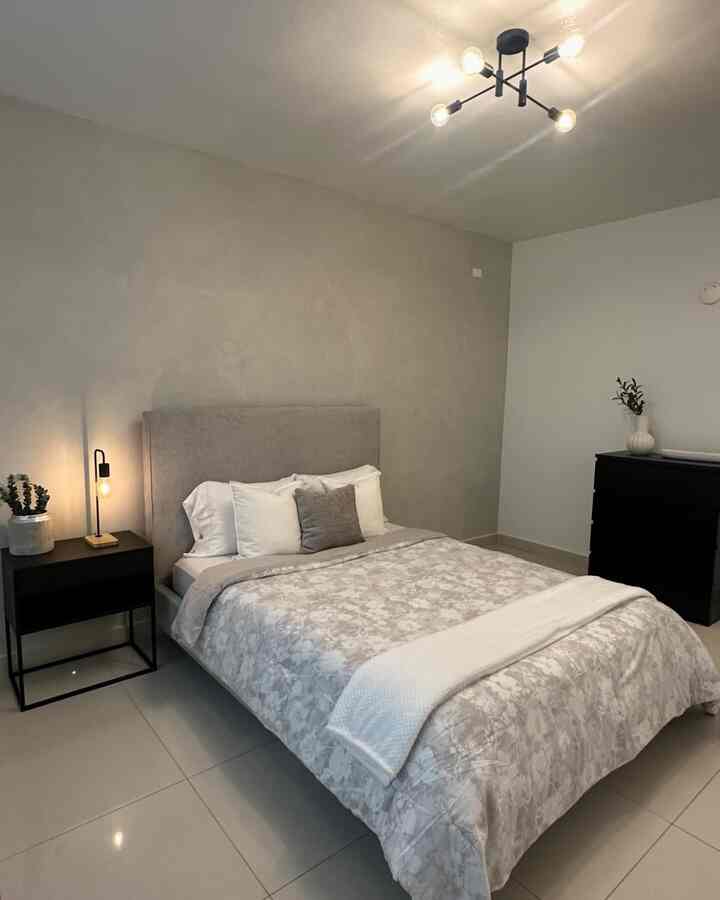 Sebenernya agak bingung kalo mau share tentang badroom, karena belum semua kamar tidur di rumah kami full furnished.
Hopefully soon bakal terisi pelan2 🫶🏻.

Tips nyaman dari aku untuk kamar ukuran 3x4 m adalah penggunaan warna sprei berwarna putih dan bedcover warna warm senada dg tema rumah.

Pemilihan warna lampu warm white akan membuat waktu tidur kita semakin berkualitas.


#MakeOverKamarTidur #BedroomStyling #kamarmungil #minimalis #industrial #kamarabu #washcementcat #catputih #simple #catrumahminimalis #plavongypsum