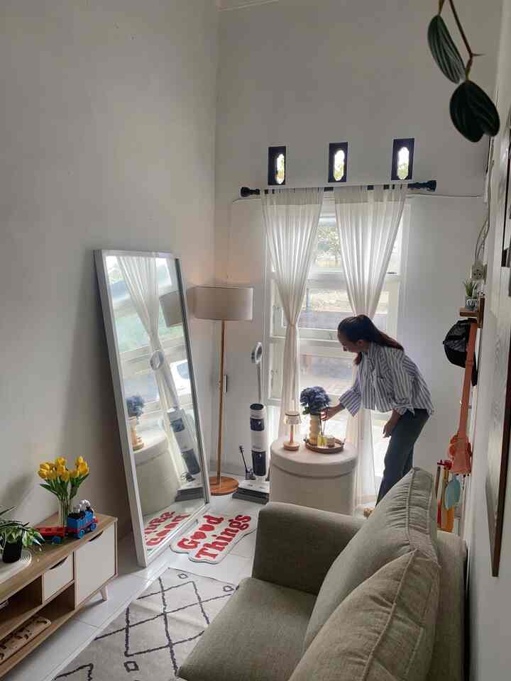 Cara menikmati waktu me time ku dirumah, saat anak tidur biasanya byk spending waktu di area living room ini, untuk sekedar ngopi, atau sekedar merapihkan areanya 💕

#livingroom #sofaminimalis #gprdenaesthetic #mejatvminimalis #standinglamp #storagestool #santaidirumah #ruanganfavorit #karpetaesthetic 
