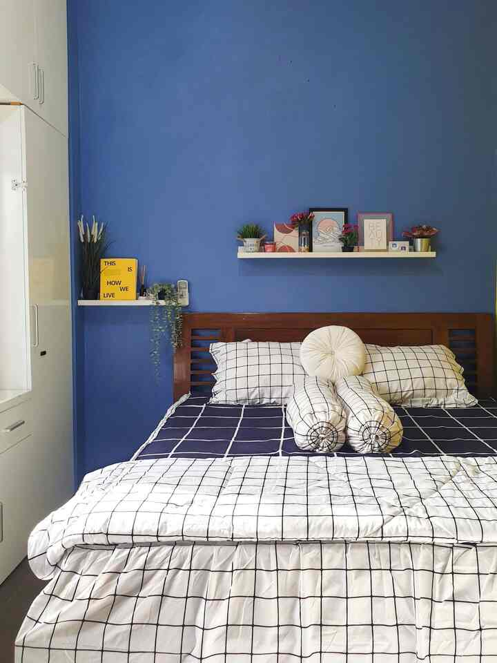 🔅The sole purpose of the bedroom is to melt away any stressors🔅

Suasana kamar tidur yang kami inginkan adalah simpel dengan tujuan membuat nyaman ketika akan tidur sekaligus memudahkan ketika beres-beresnya. 
Kami menggunakan divan kayu jati dengan ukuran 180x200cm. divan ini sudah kami pakai sejak awal menikah, cukup awet karena bahannya.

Untuk mempermudah gonta ganti hiasan dinding di ruang ini, ibok memilih memakai ambalan. So tinggal ganti aja klo bosen, gak perlu paku2 atau tempel2 lagi 😊. Printilan dekorasinya pun sebagian besar ibok peroleh dari toko homeliving seperti IKEA, SCANDIA, dan ada juga yang dibeli secara online. 


#Cat #CatRumahMinimalis #WarnaCatRumah #KasurBusa #BedroomStyling #MakeOverBedroom #MakeOverKamarTidur




