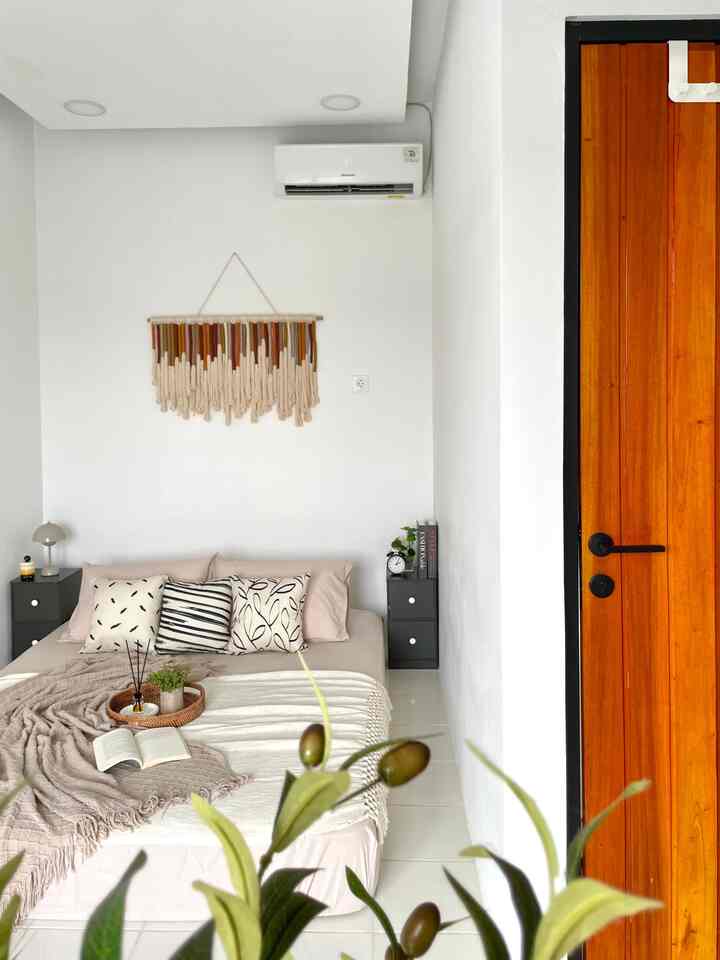 Disaat week end seringnya kami biasa menghabiskan waktu dirumah, tepatnya diruangan master bedroom ini. Karena spacenya yang lumayan besar sehingga saya, suami dan putri kami bisa leluasa bersantai disini bahkan karaokean disini pun sangat nyaman sambil menikmati pandangan ke arah balkon. 


#SantaiDirumah
#RuanganFavorit
#LampuTidurMinimalis
#TanamanArtificial
#PotRotanBesar
#KeramikMasterBedroom
#SarungBantalMotifMinimalis
#LampuTidurKekinian 