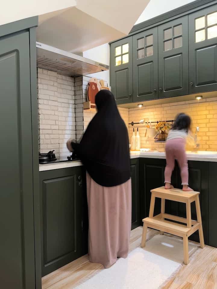 Aktivitas yang paling ditunggu-tunggu setiap pagi di dapur, biasanya Om yang menyiapkan sarapan untuk semua orang di rumah, anak-anak juga suka membantu di akhir giliran ibu-ibu untuk membereskan sisa-sisa perjuangan menjaga dapur tetap berkilau.

#kitchensetamericanclassic #toptablegranit #dapurmungil #SantaiDiRumah #RuanganFavorit #bandaaceh #livewithkids #morningactivities