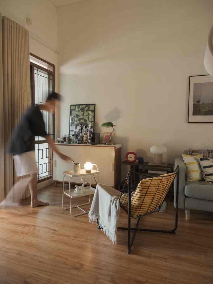 Waktu bangun pagi, sambil menikmati udara segar, sambil minum segelas coffee latte. Rasanya adem banget, kaya semua beban hilang gitu loh..😁

#SantaiDiRumah #RuanganFavorit #WarnaCatRumah #KabinetJati #KursiWiredBesi #LantaiVinyl