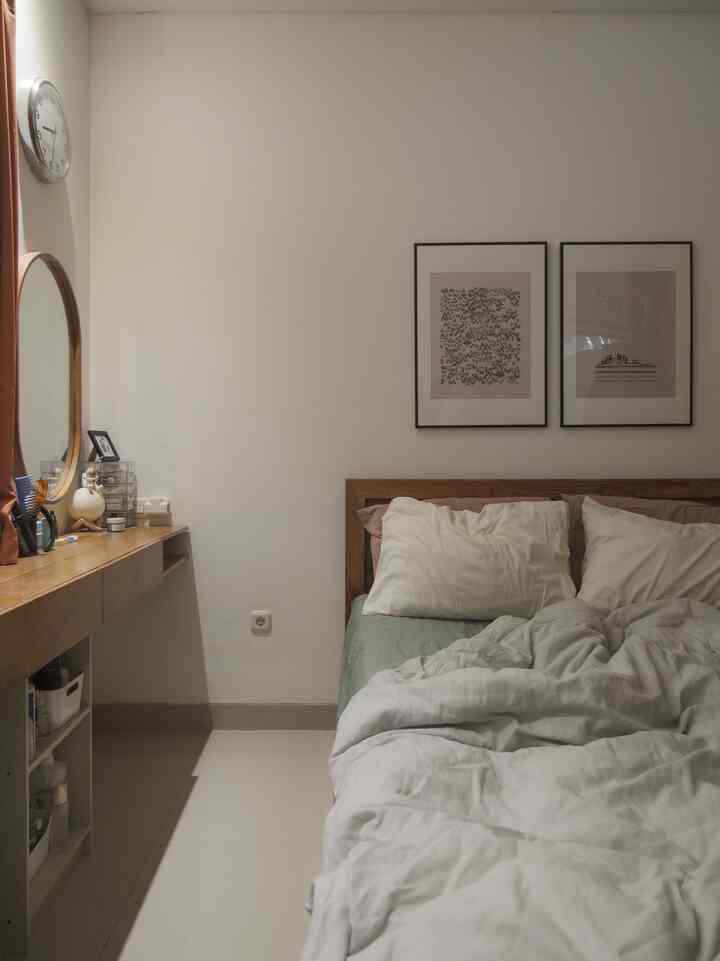 Kamar yang nyaman buat kami adalah kamar yang simple, ga banyak dekorasi, bersih, dan rapi. Semua bahan furnitur di kamar ini berbahan dasar jati, berwarna cokelat, custom made dari Jepara. 2 frame wall art kami pasang untuk menambah estetika ruangan.

#SpringBed #DuvetWaterfowlFeathers #FurniturJati #BedroomStyling #MakeOverKamarTidur