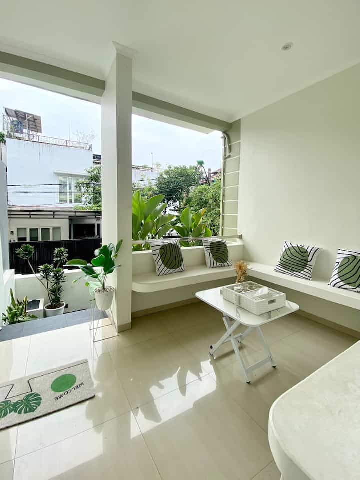 Hai tetangga online selamat datang di ruang teras kami. nuansa putih mushroom dan hijau menambah kesejukan ruang favorite kami menikmati udara pagi

#SantaiDiRumah
#RuanganFavorit
#WarnaCatRumah
#CatHijau
#RuangTeras