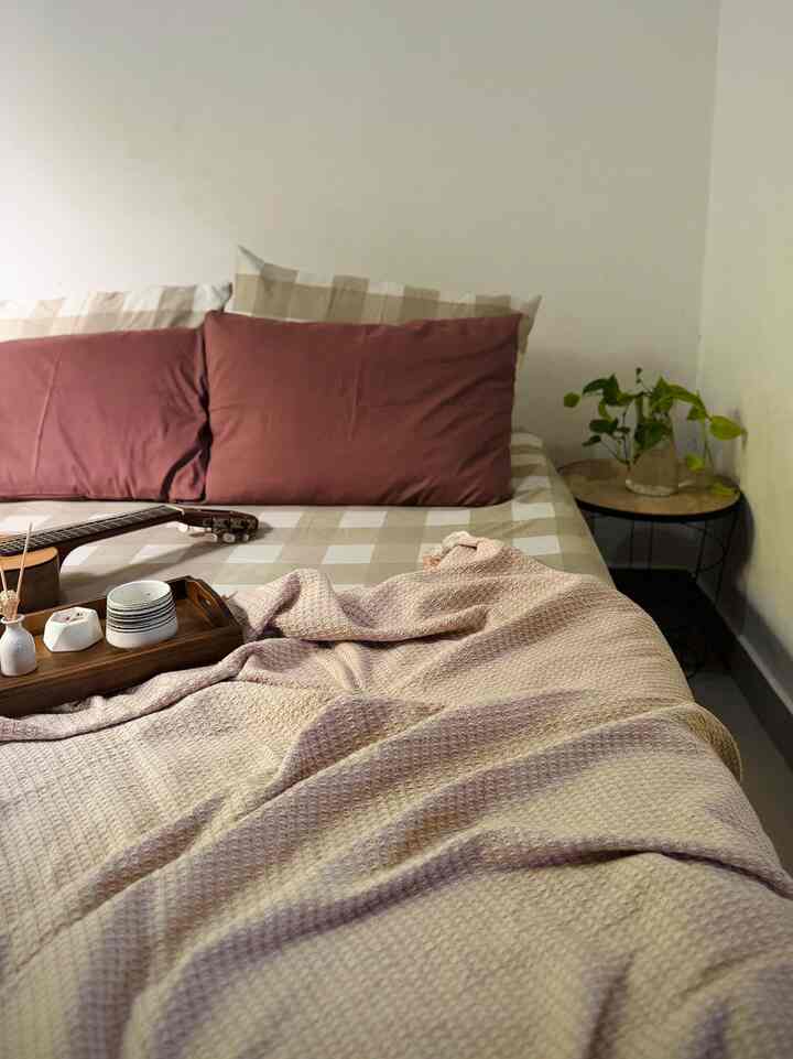 Ruang kamar tidur kami sengaja dibuat minimalis, alasannya ya karena memang ruangannya “minimalis”😃 

Minumalis yang dimaksud yaitu dengan menggunakan barang-barang yang tidak terlalu panjang dan menggunakan cat warna putih agar terkesan luas. 

#DipanKayu #BedroomStyling #MakeOverKamarTidur