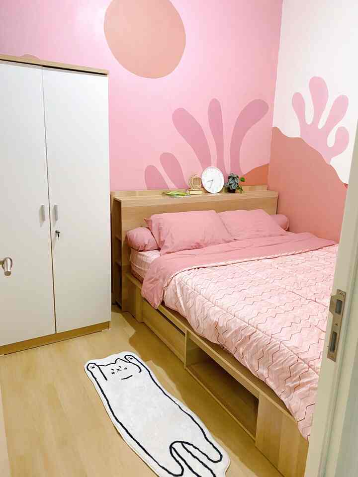 Kamar tidur utama Rumah Pinky Mama ini kami dekor dengan furniture kayu berwarna senada dengan SPC yang kami gunakan. Walaupun begitu, furniture yang kami gunakan sangat sedikit di kamar ini, hanya dipan dan lemari dari Pira. Cukup minimalis mengingat kamar ini hanya berukuran 3x2.5 meter persegi.

#InspirasiKamarTidur #Dipan #FurnitureMinimalis #Kamartidurpink #PinkHomeIdeas #BedroomStyling #Makeoverkamartidur